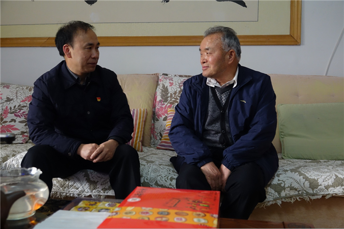 市委常委、市纪委书记、市监委主任冯芳喜 <br>春节前走访慰问离退休老干部