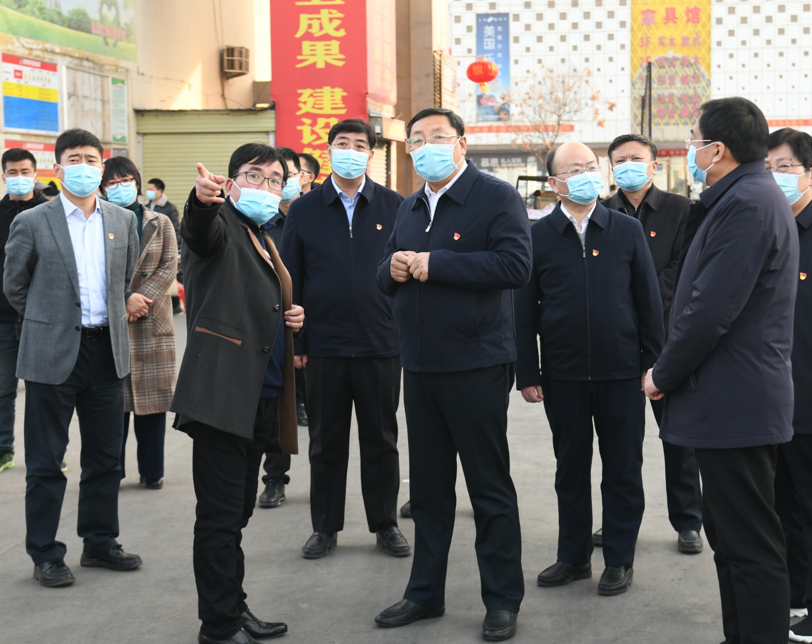 马富国调研节日期间市场供应、食品安全和疫情防控工作