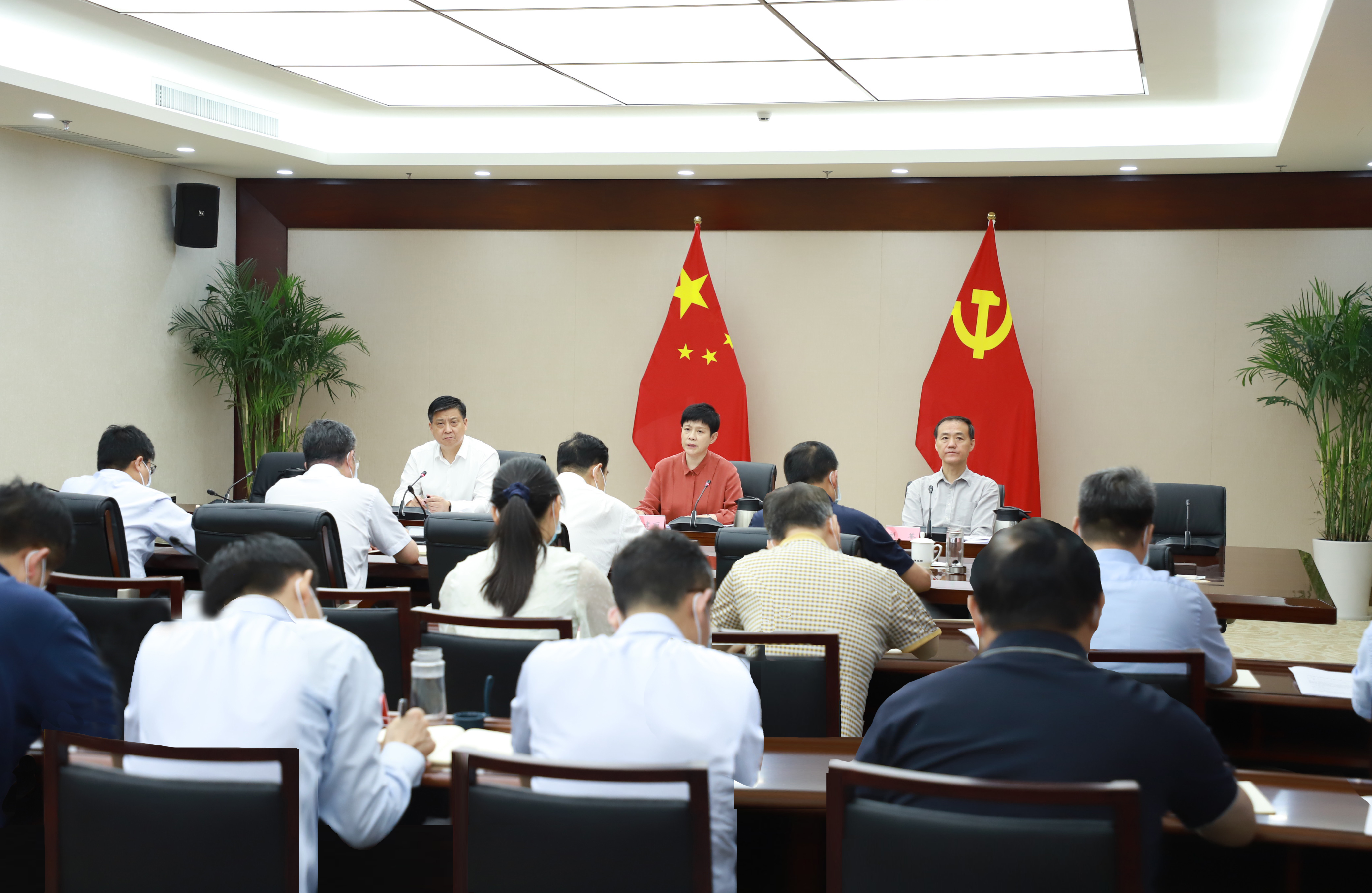 曲孝丽主持召开省纪委常委会（扩大）会议强调<br>监督保障党中央决策与省委部署条条落实件件落地事事见效