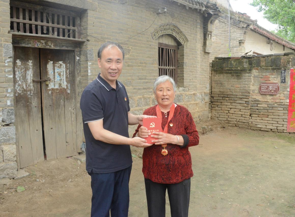 市委常委、市纪委书记、市监委主任冯芳喜到浚县走访慰问老党员