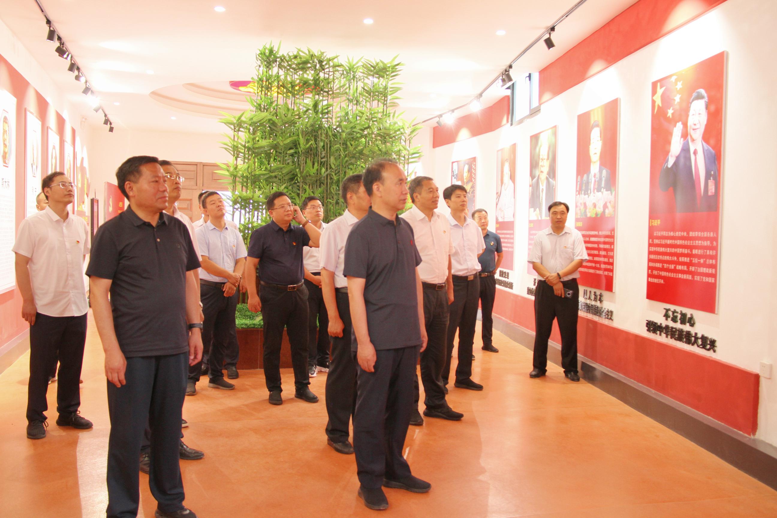 市纪委监委理论学习中心组开展党史学习教育等内容现场学习 冯芳喜参加