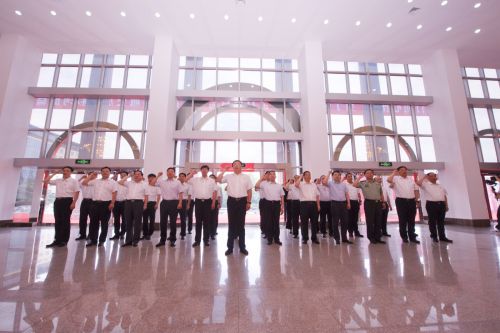 市委书记马富国带领市级党员领导同志重温入党誓词