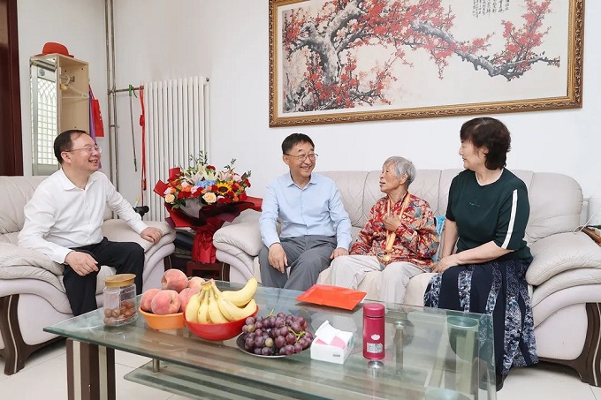 刘宁走访慰问参加过抗战的老战士老同志