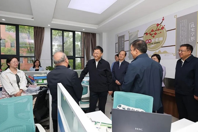 刘宁在郑州市看望慰问教师代表