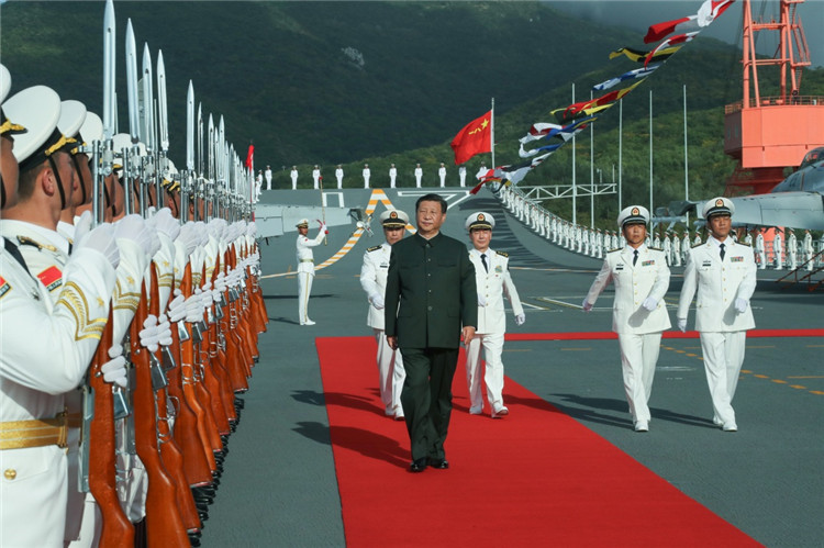 山东舰舰长,政治委员向习近平敬礼,从习近平手中接过八一军旗,命名