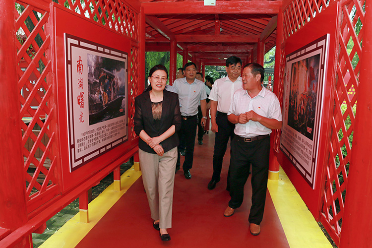 方婷在长葛市督导文明城市创建和脱贫攻坚工作时强调 深化文明创建 决胜脱贫攻坚