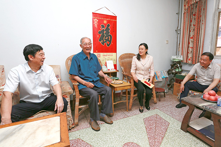 方婷走访慰问老党员