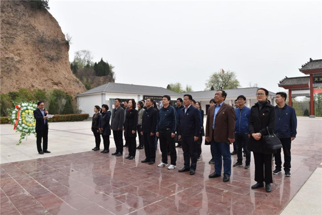 市纪委监委机关开展清明节祭扫活动